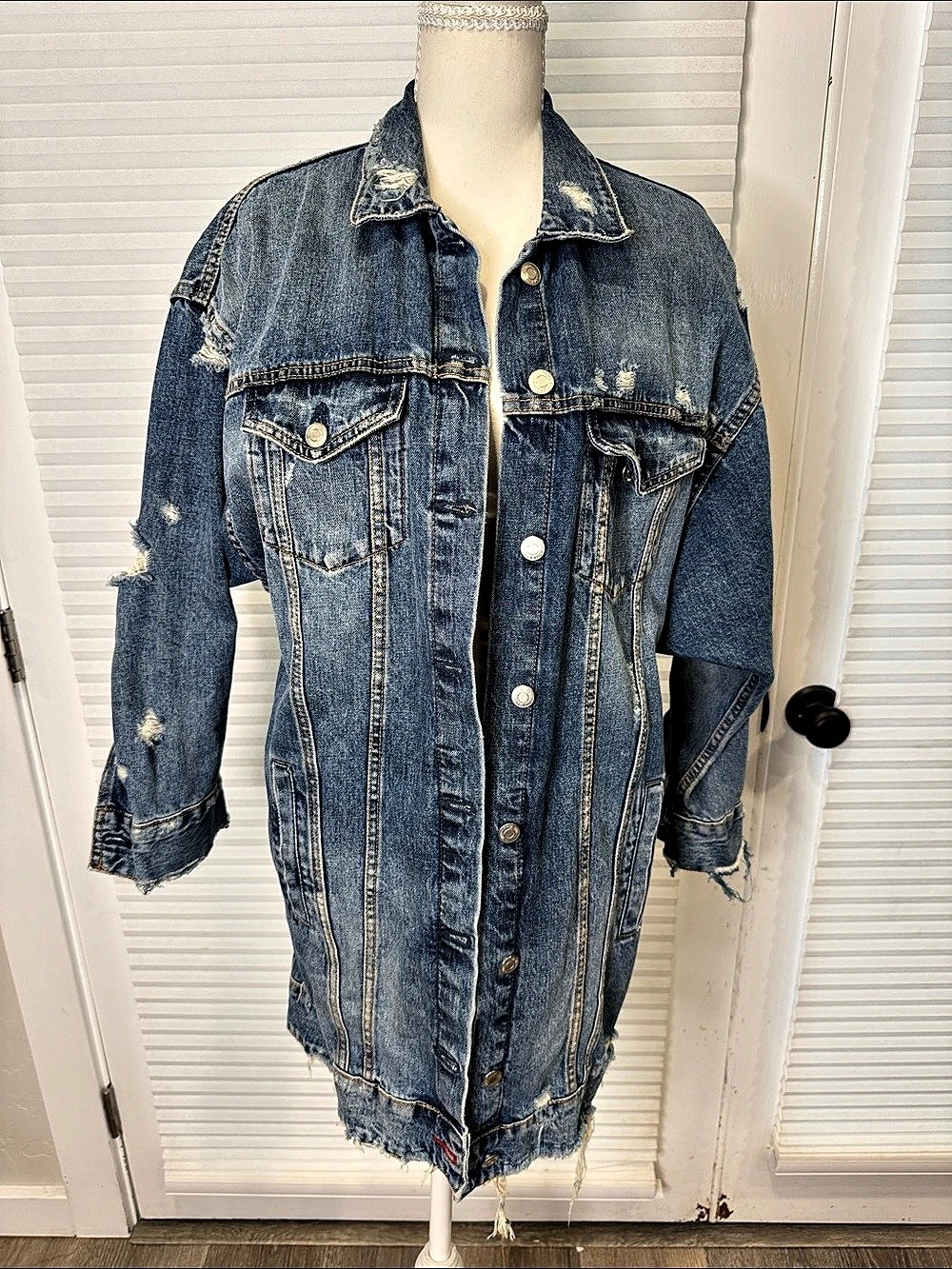 Zara Distressed Denim Jean Jacket Size Medium